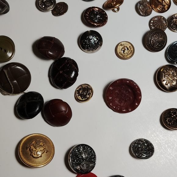 Assorted Button Collection - Picture 9 of 15